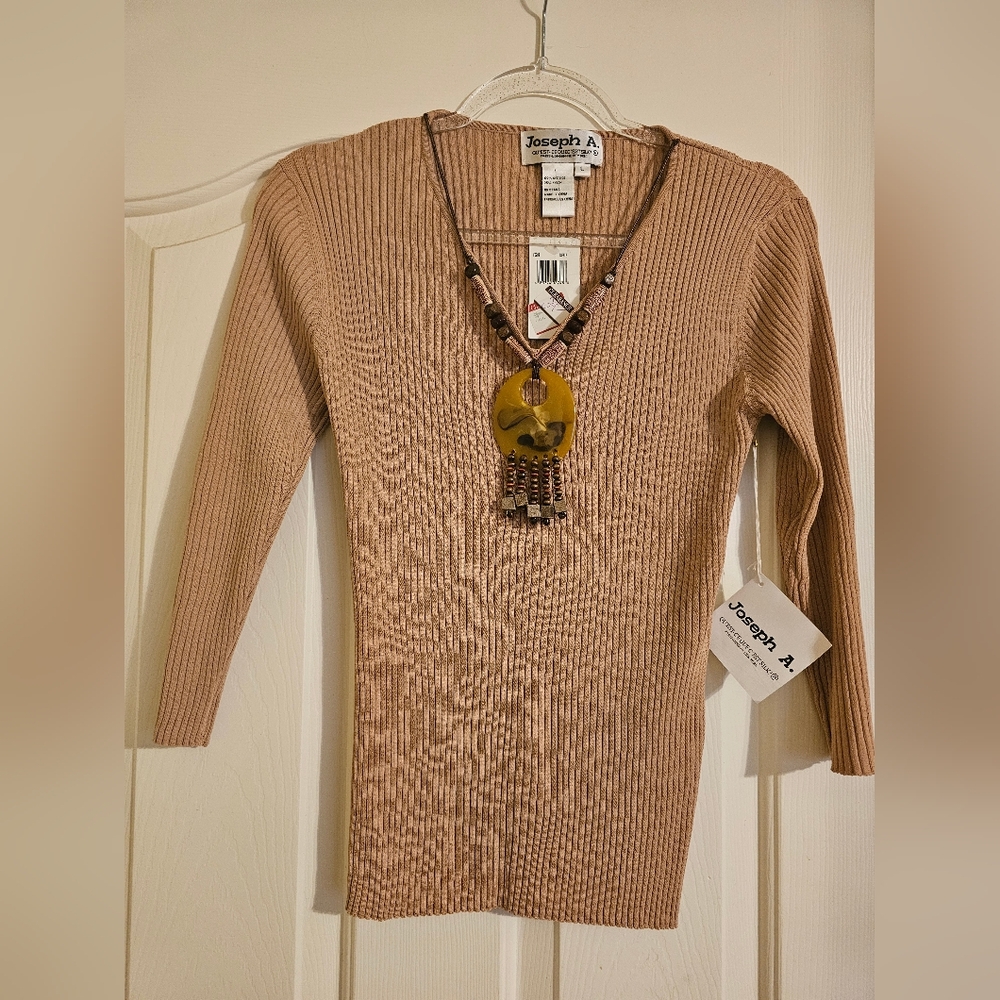 NWT v-neck top w/jewelry